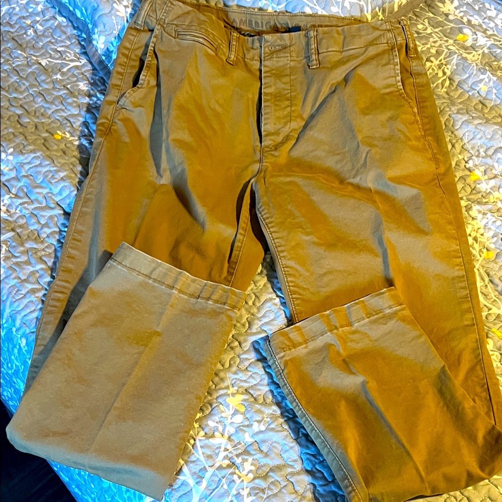 American Eagle men’s khaki flex pants